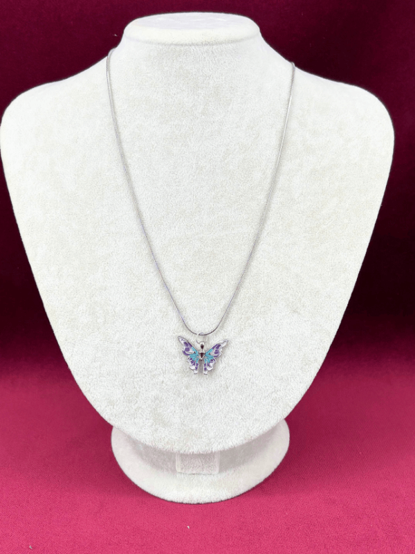 Mavi ve Mor Tonlarında Kelebek Kanatlı Silver Kolye