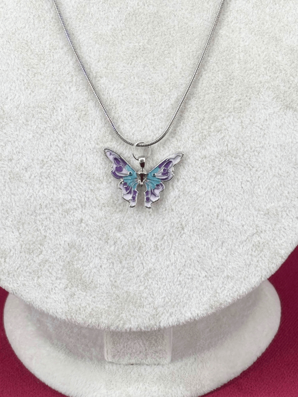 Mavi ve Mor Tonlarında Kelebek Kanatlı Silver Kolye