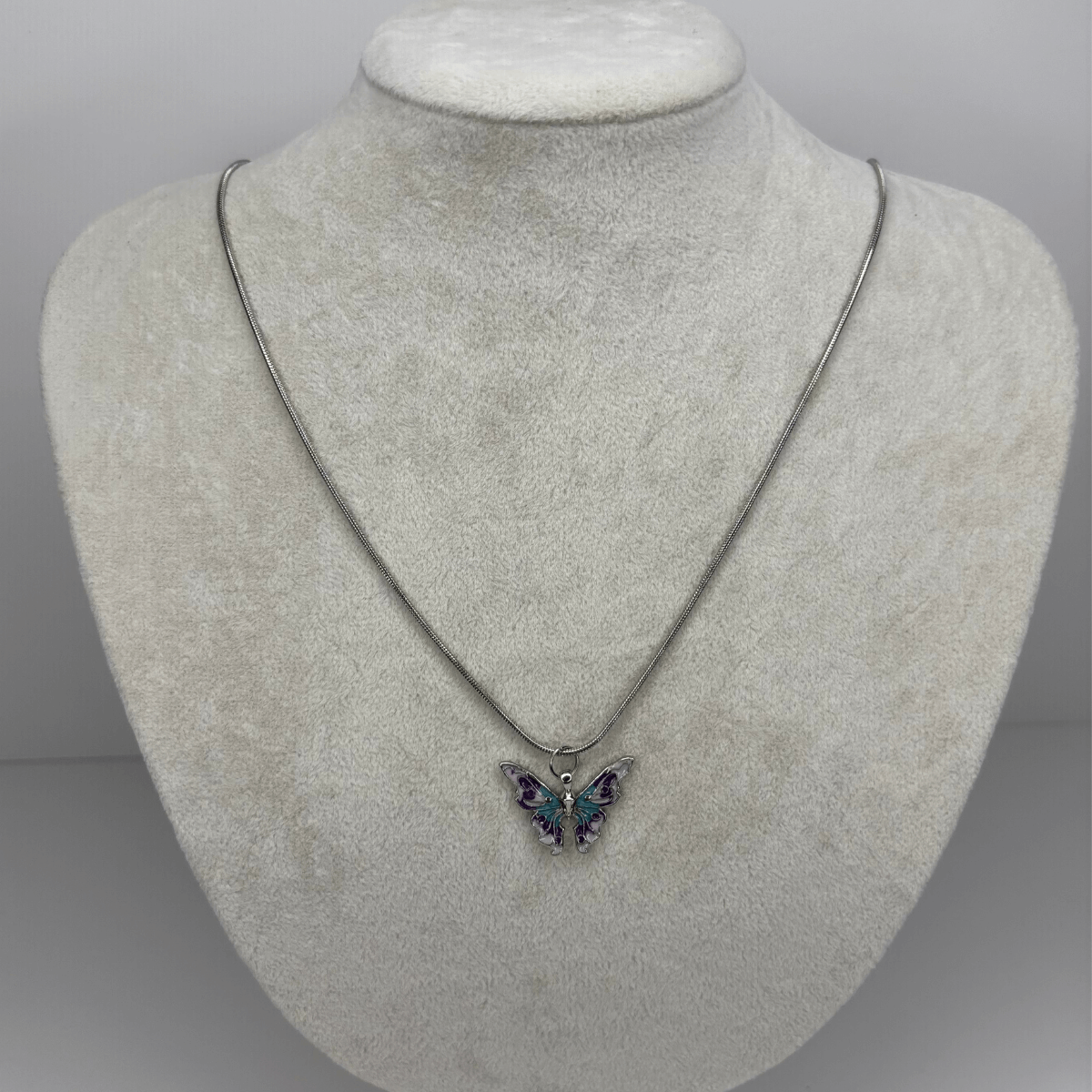 Mavi ve Mor Tonlarında Kelebek Kanatlı Silver Kolye