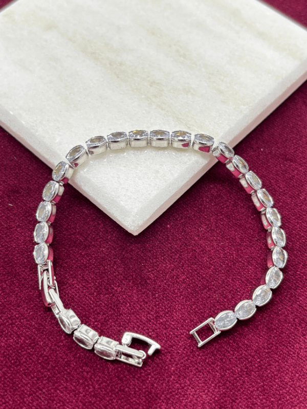 Oval Parlak Taşlı Silver Su Yolu Bileklik