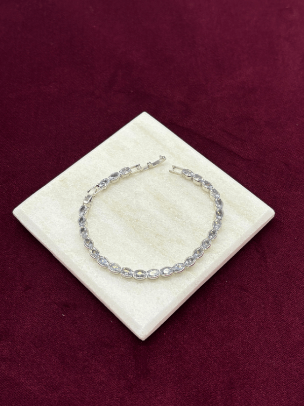 Oval Parlak Taşlı Silver Su Yolu Bileklik