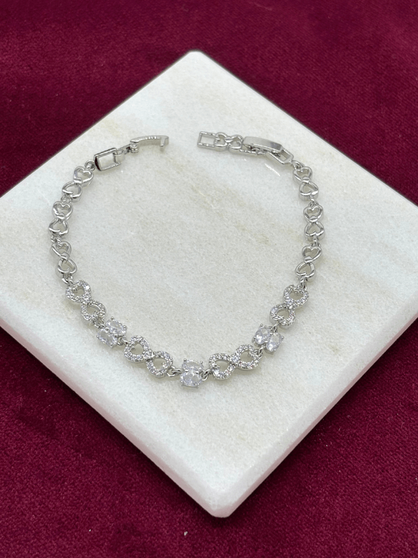 Küçük Kalpli ve Sonsuzluk Detaylı Silver Bileklik