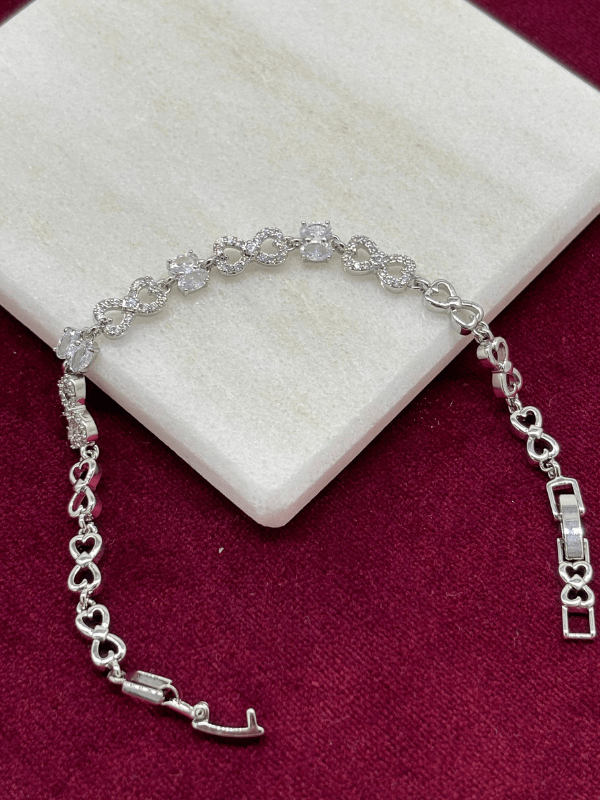 Küçük Kalpli ve Sonsuzluk Detaylı Silver Bileklik