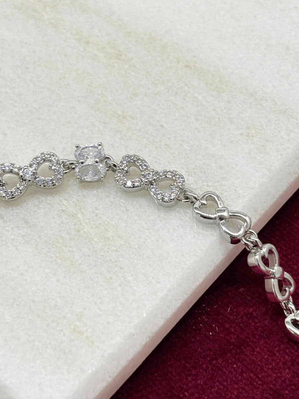 Küçük Kalpli ve Sonsuzluk Detaylı Silver Bileklik