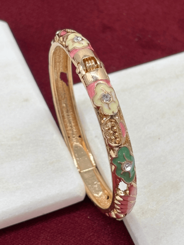 Pembe Yeşil ve Beyaz Renkli Çiçekli Gold Mineli Bilezik