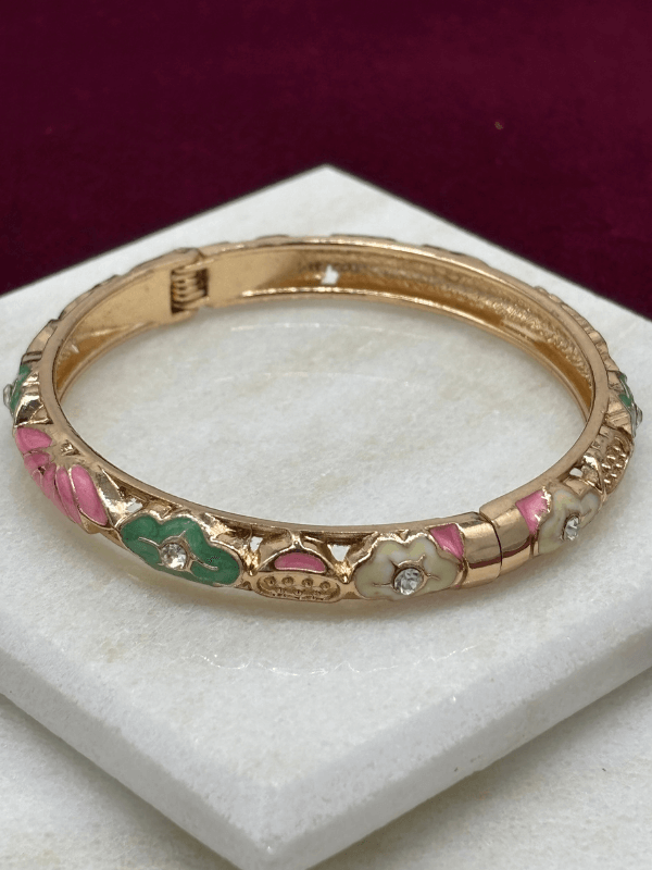 Pembe Yeşil ve Beyaz Renkli Çiçekli Gold Mineli Bilezik