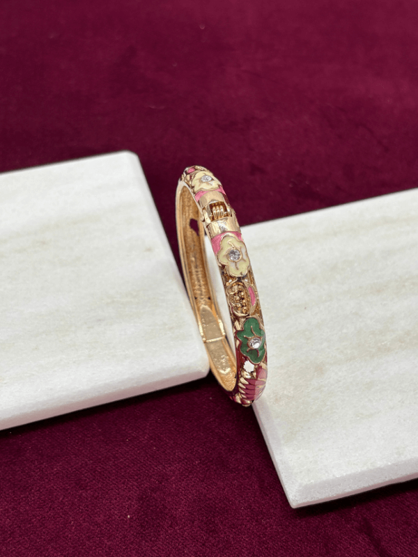 Pembe Yeşil ve Beyaz Renkli Çiçekli Gold Mineli Bilezik