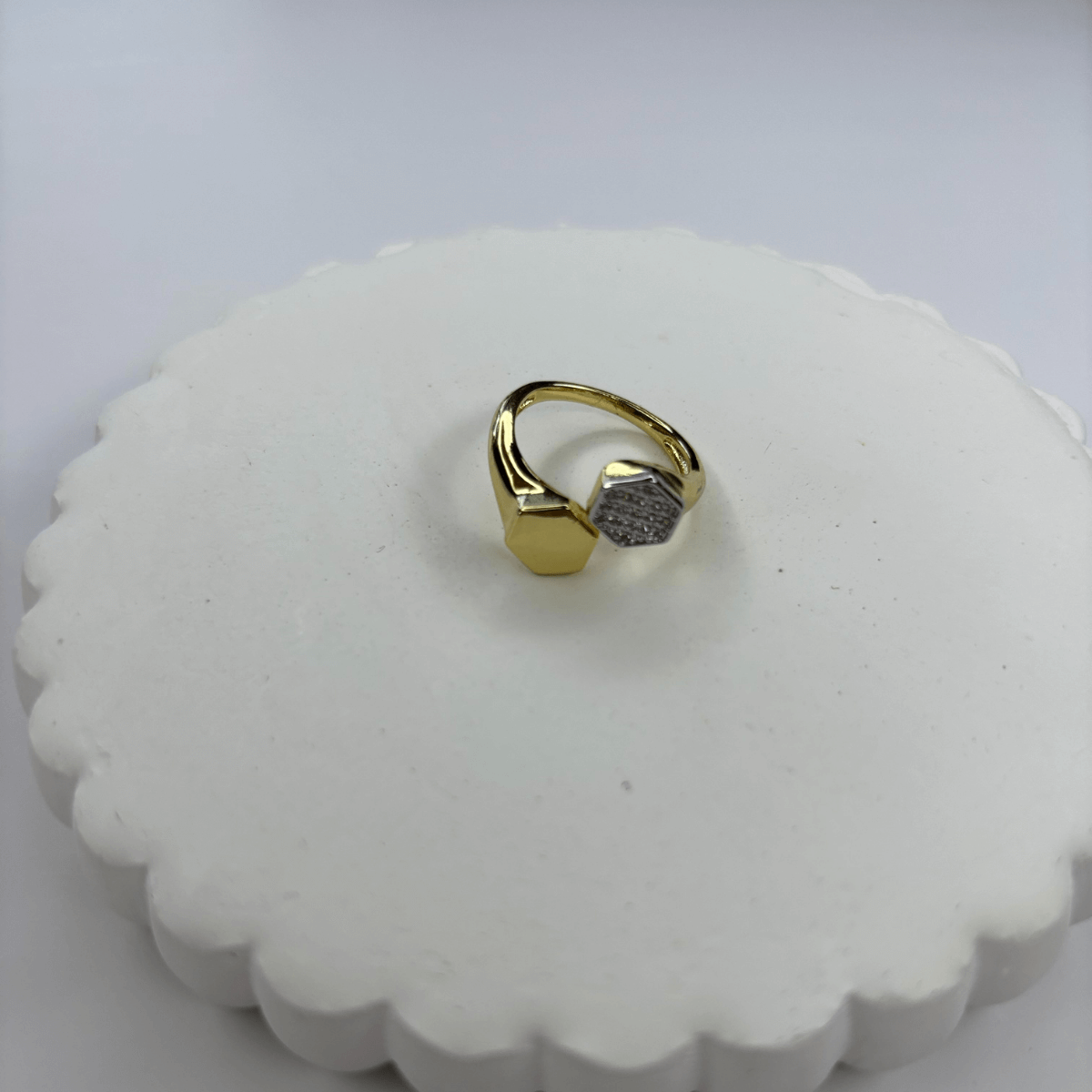 Silver Taşlı Bal Peteği Detaylı Gold Yüzük