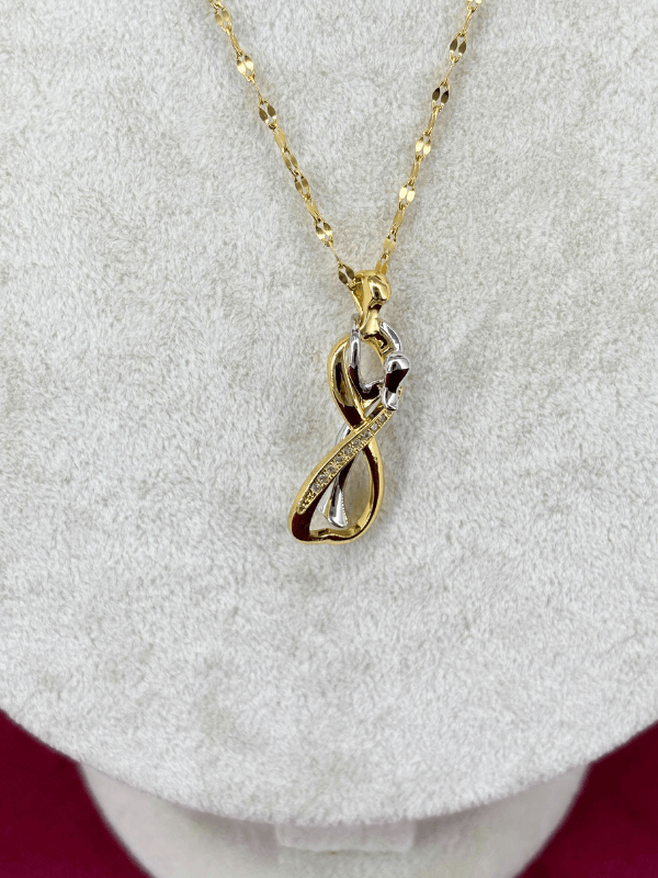 Altın ve Gümüş Birbirine Sarılan Çift Figürlü Gold Kolye