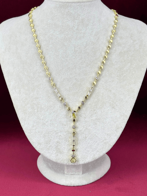 Balpeteği Detaylı Küçük Arı Figürlü Gold Kolye