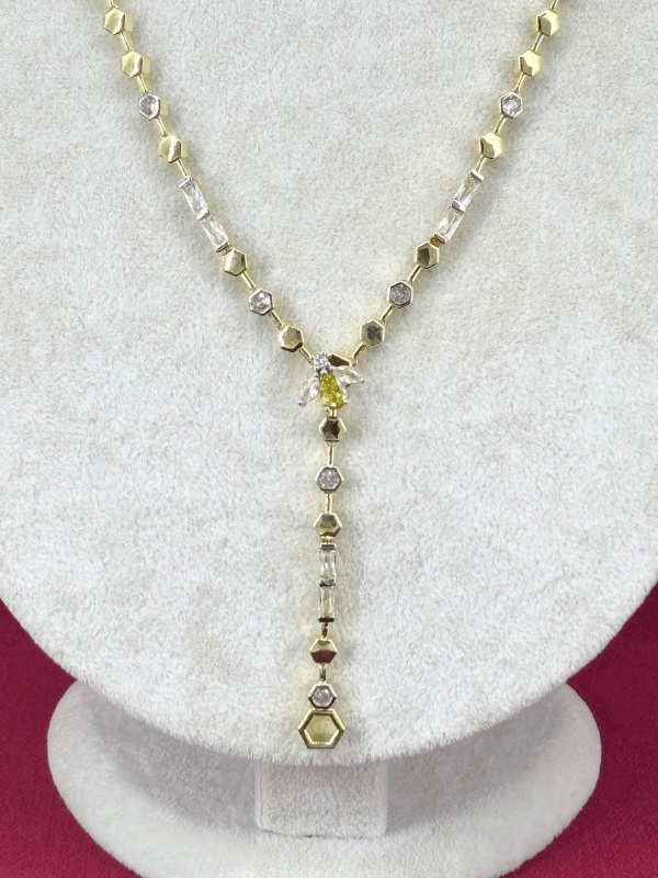 Balpeteği Detaylı Küçük Arı Figürlü Gold Kolye