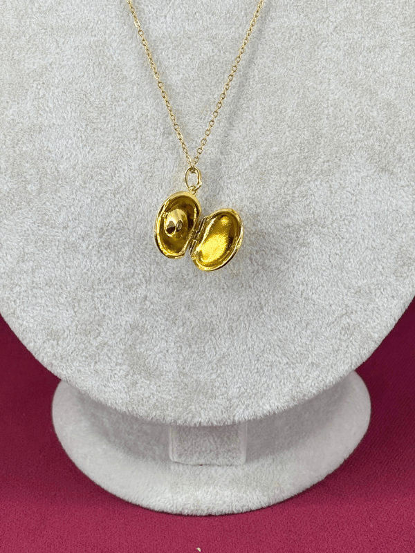 Açılır Kapanır Beyaz Sedef Yansımalı Taşlı Gold Kolye