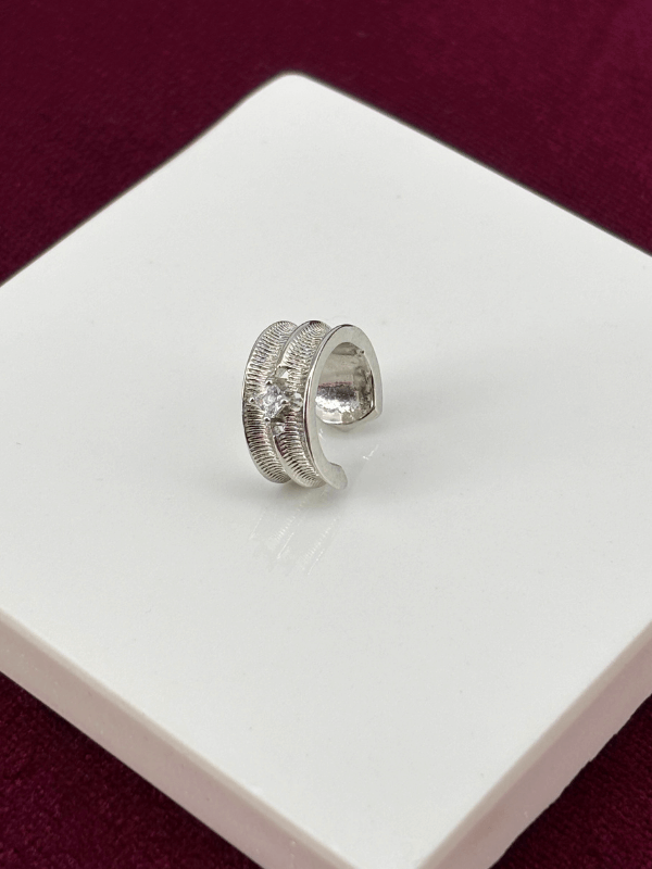 Ortası Parlak Çiçek Detaylı Kalın Silver Earcuff