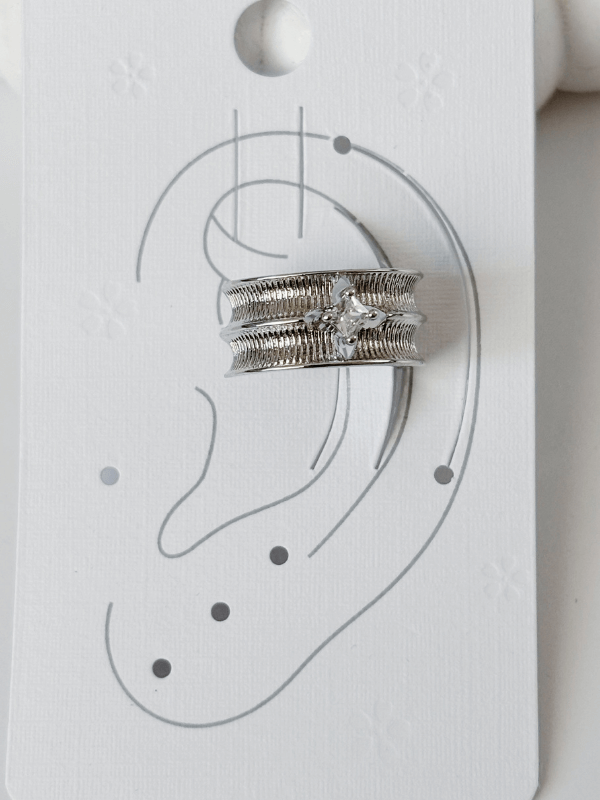 Ortası Parlak Çiçek Detaylı Kalın Silver Earcuff