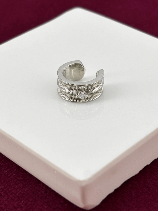 Ortası Parlak Çiçek Detaylı Kalın Silver Earcuff