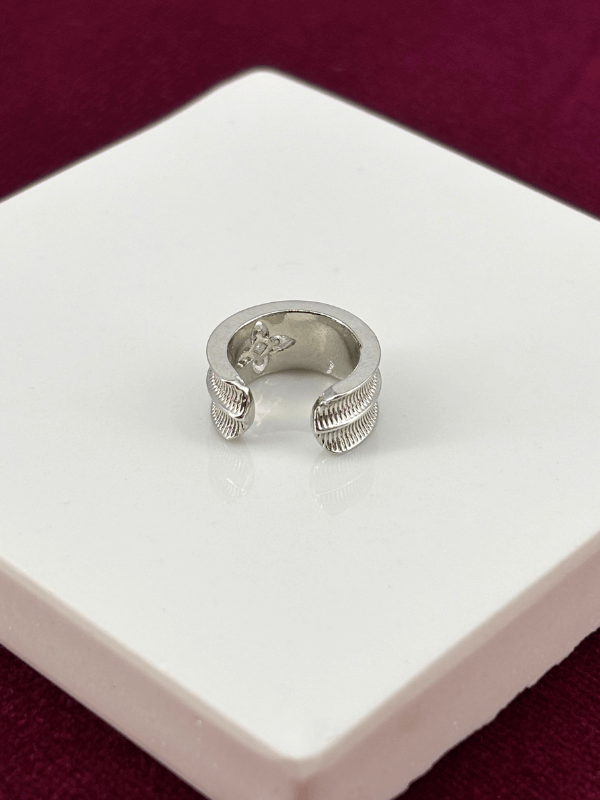 Ortası Parlak Çiçek Detaylı Kalın Silver Earcuff