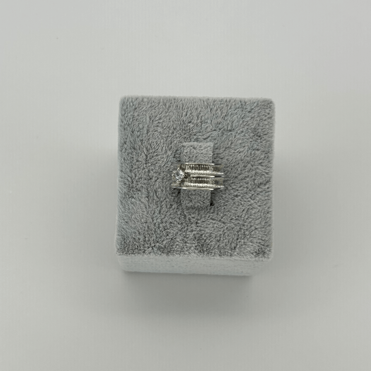 Ortası Parlak Çiçek Detaylı Kalın Silver Earcuff