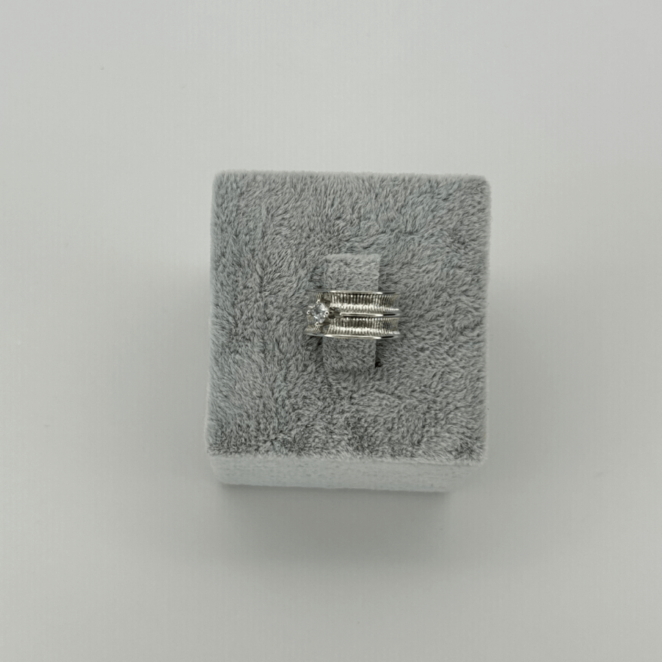 Ortası Parlak Çiçek Detaylı Kalın Silver Earcuff