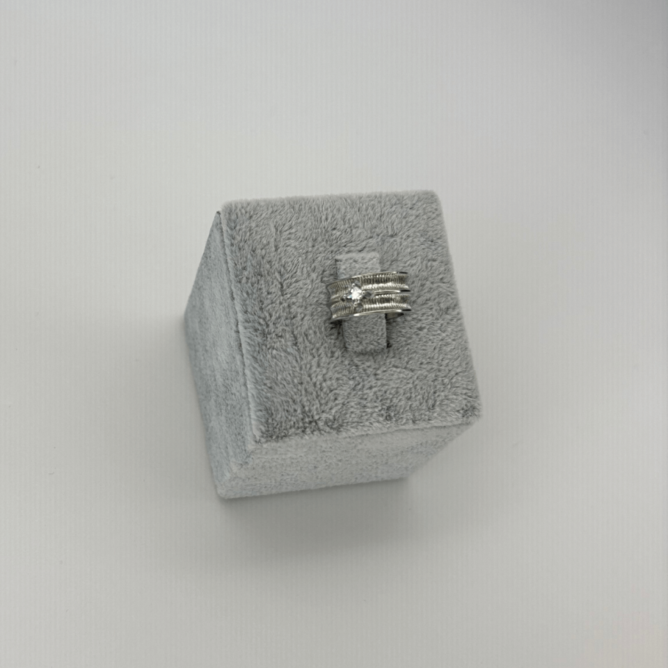 Ortası Parlak Çiçek Detaylı Kalın Silver Earcuff