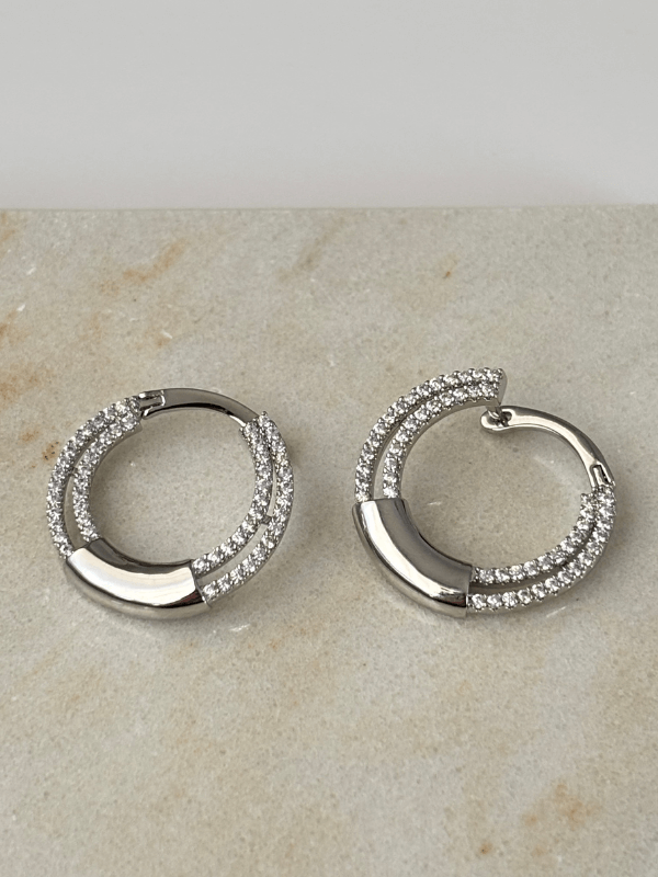 Yarısı Taşlı Yarısı Parlak Gümüş Renkli Halka Şekilli Silver Küpe