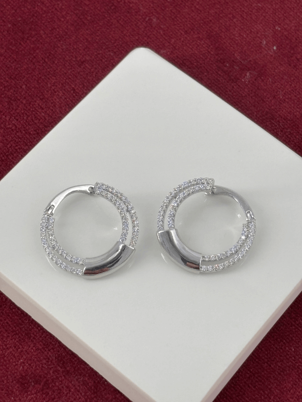 Yarısı Taşlı Yarısı Parlak Gümüş Renkli Halka Şekilli Silver Küpe