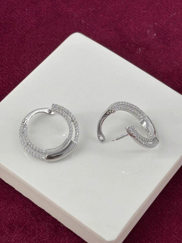 Yarısı Taşlı Yarısı Parlak Gümüş Renkli Halka Şekilli Silver Küpe