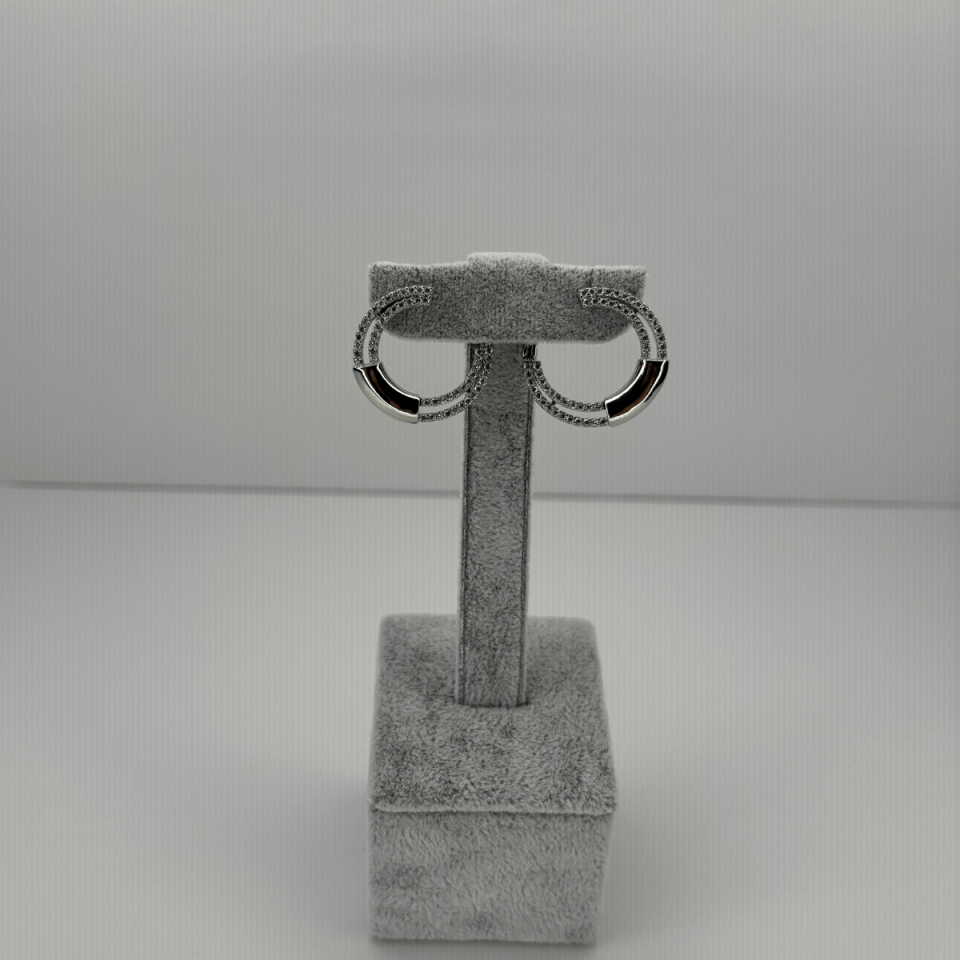 Yarısı Taşlı Yarısı Parlak Gümüş Renkli Halka Şekilli Silver Küpe