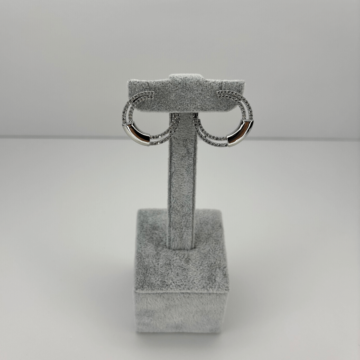 Yarısı Taşlı Yarısı Parlak Gümüş Renkli Halka Şekilli Silver Küpe