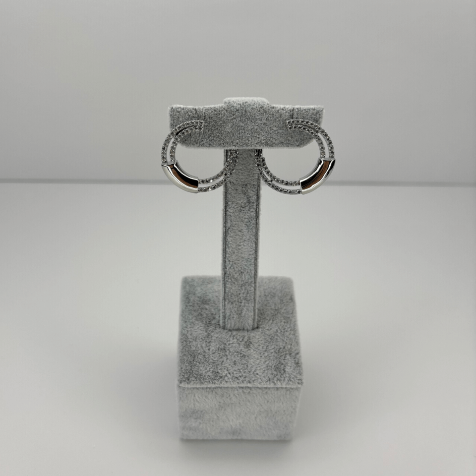 Yarısı Taşlı Yarısı Parlak Gümüş Renkli Halka Şekilli Silver Küpe