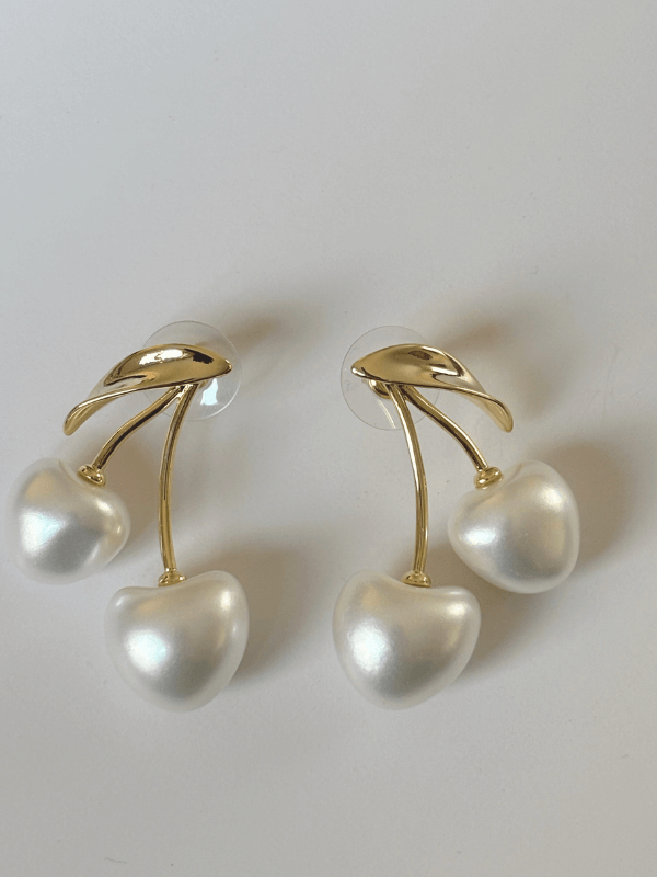 Beyaz Kiraz Detaylı ve Altın Renkli Küpe