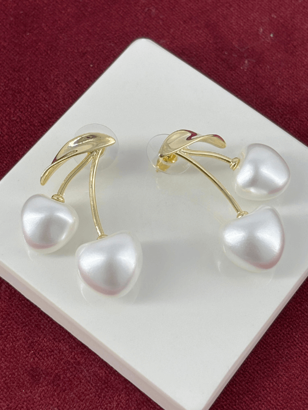 Beyaz Kiraz Detaylı ve Altın Renkli Küpe