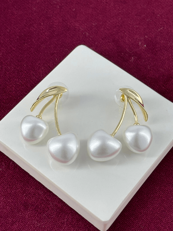 Beyaz Kiraz Detaylı ve Altın Renkli Küpe