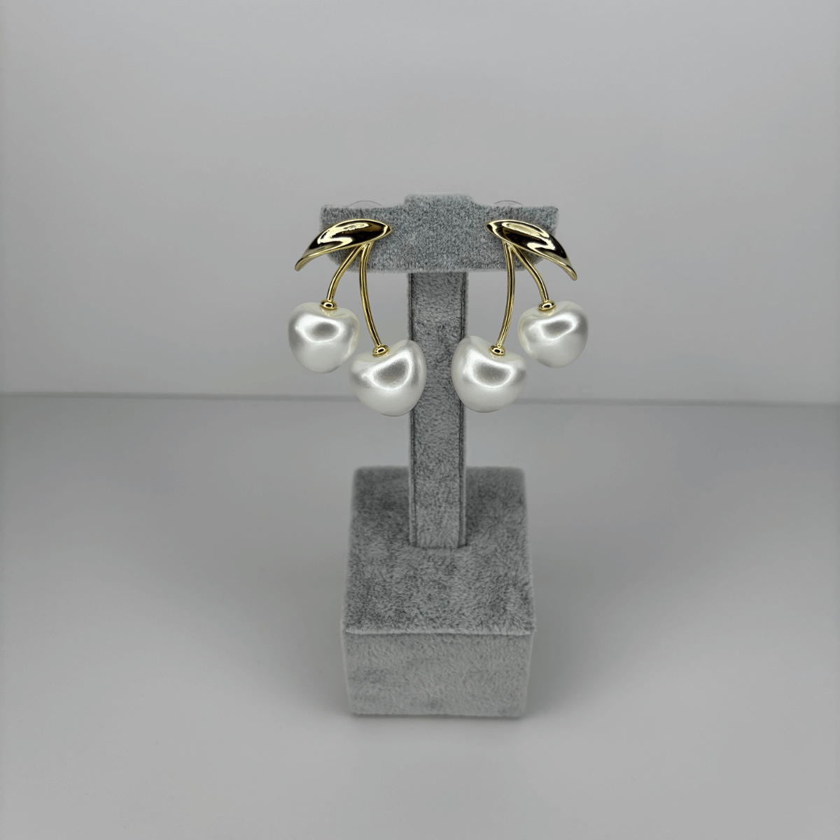 Beyaz Kiraz Detaylı ve Altın Renkli Küpe