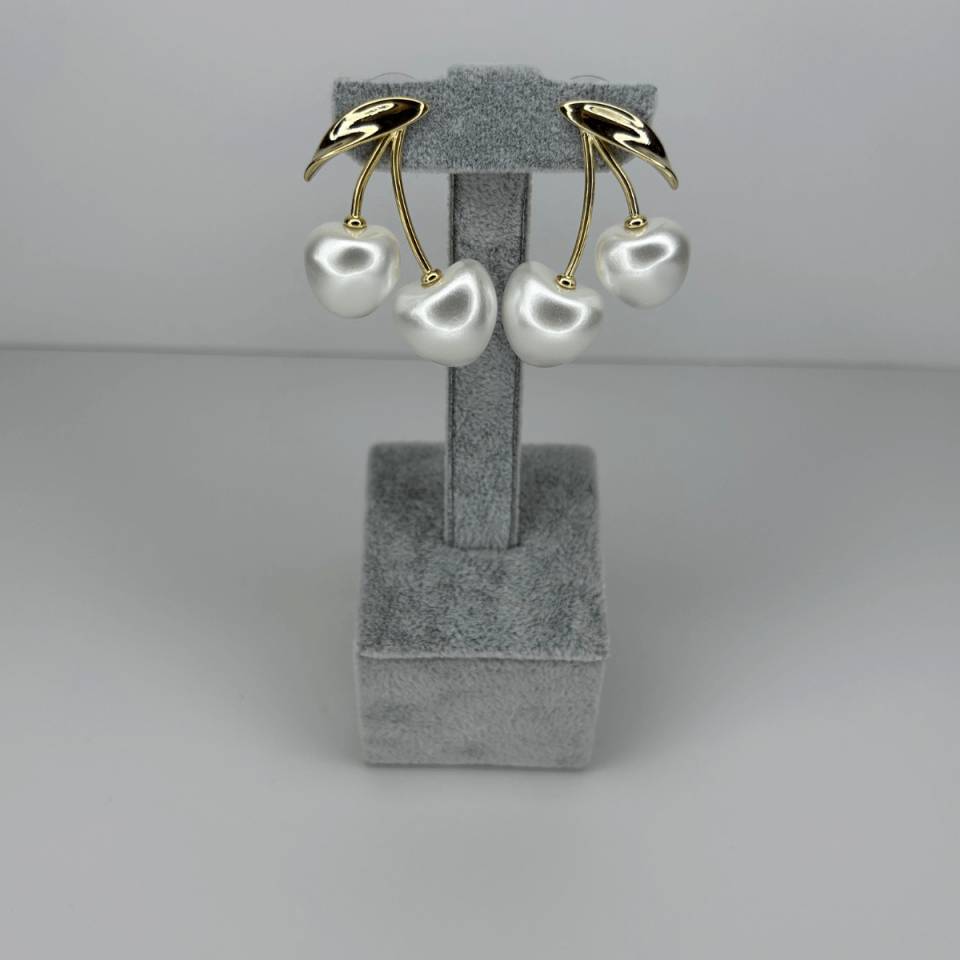 Beyaz Kiraz Detaylı ve Altın Renkli Küpe