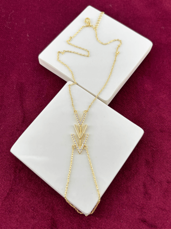 Üçlü Ok Detaylı Taşlı ve Parlak Gold Renkli Şahmeran