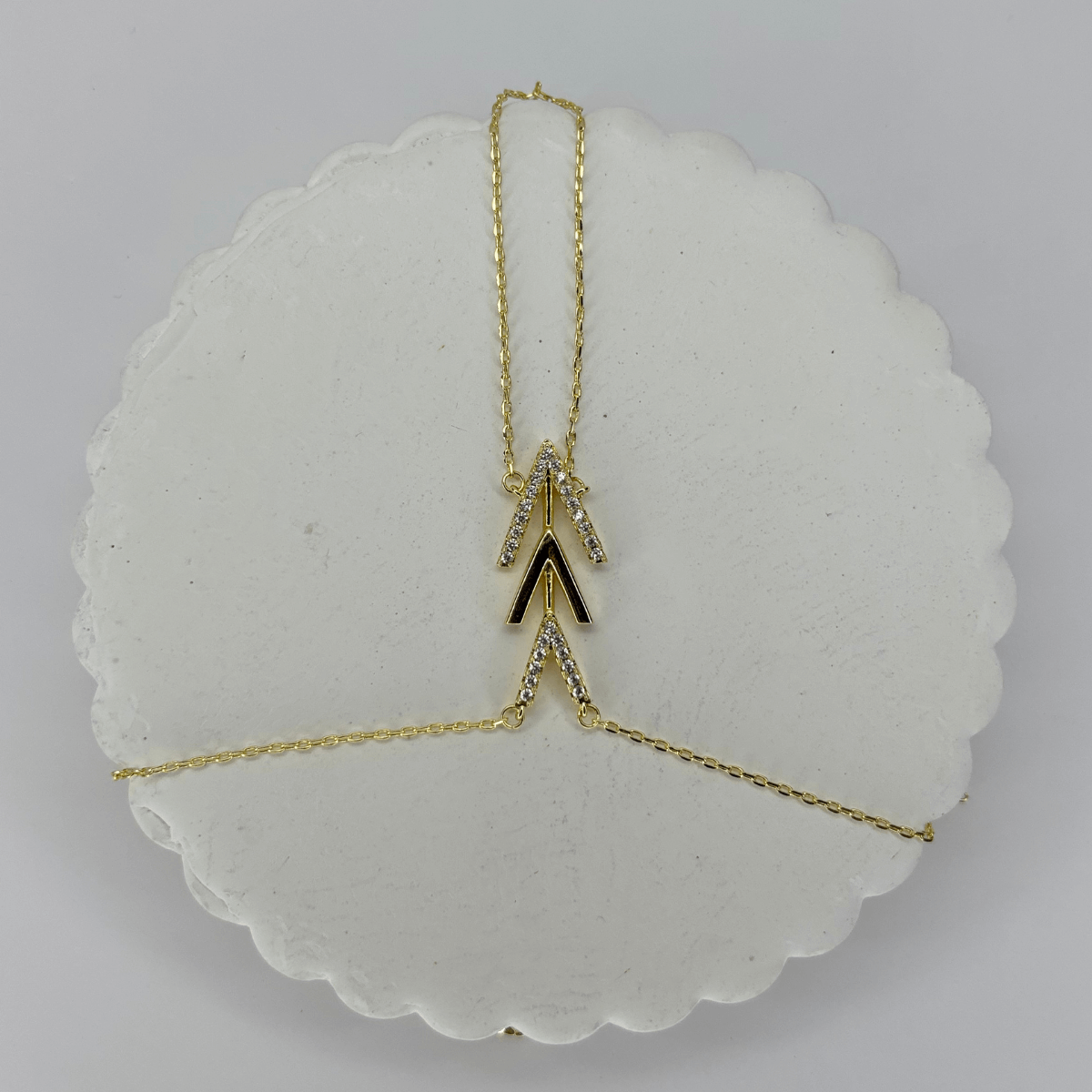 Üçlü Ok Detaylı Taşlı ve Parlak Gold Renkli Şahmeran