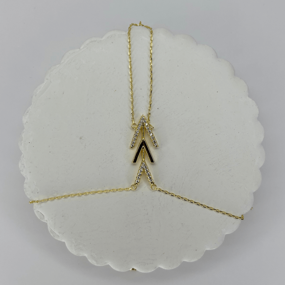 Üçlü Ok Detaylı Taşlı ve Parlak Gold Renkli Şahmeran