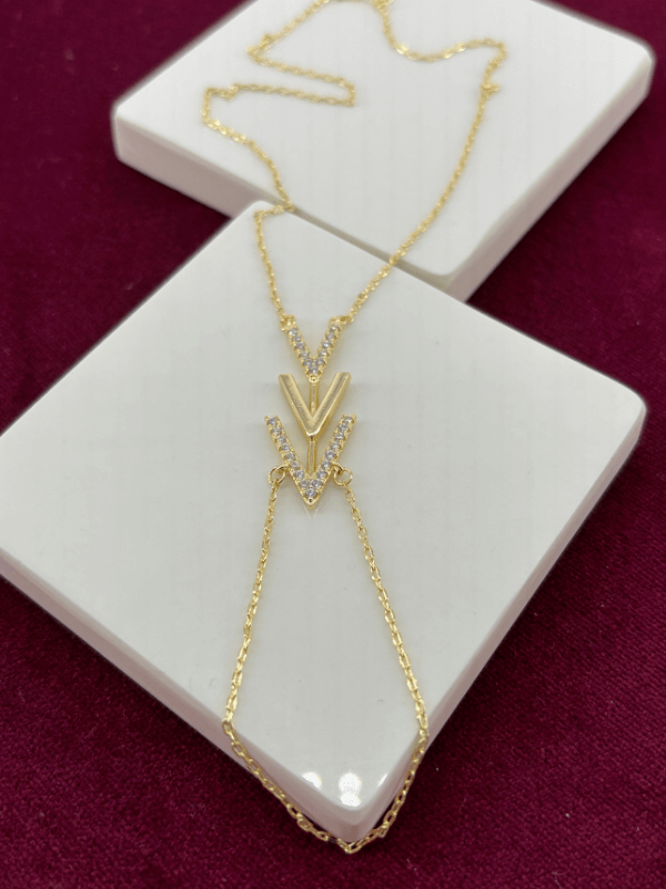 Üçlü Ok Detaylı Taşlı ve Parlak Gold Renkli Şahmeran