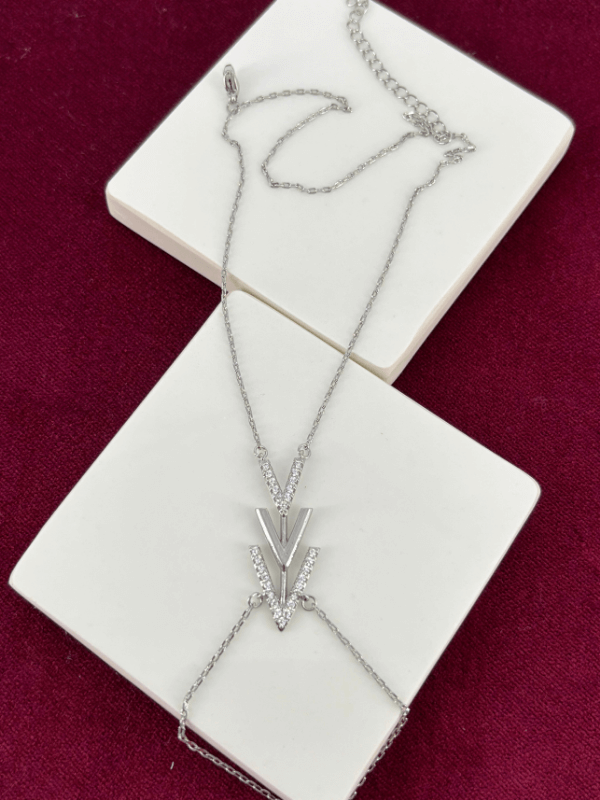 Üçlü Ok Detaylı Taşlı ve Parlak Silver Renkli Şahmeran