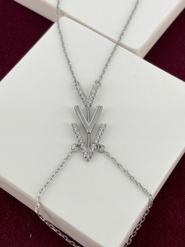 Üçlü Ok Detaylı Taşlı ve Parlak Silver Renkli Şahmeran