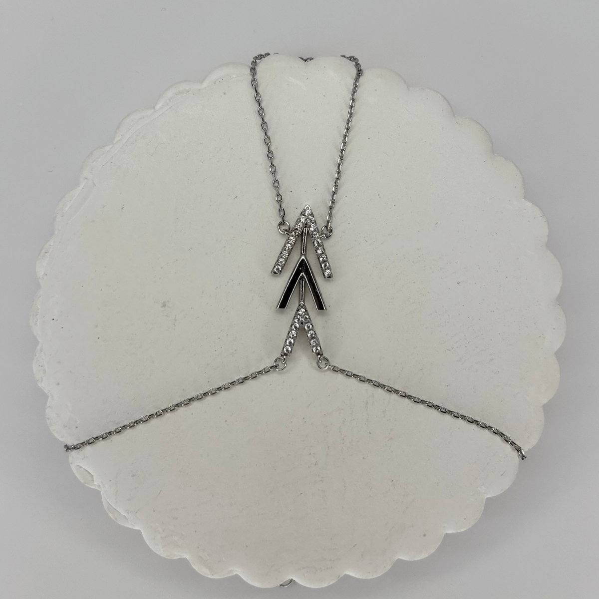 Üçlü Ok Detaylı Taşlı ve Parlak Silver Renkli Şahmeran