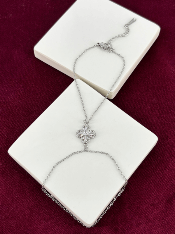 Ortası Büyük Kenarları Küçük Taşlı Çiçek Detaylı Silver Şahmeran