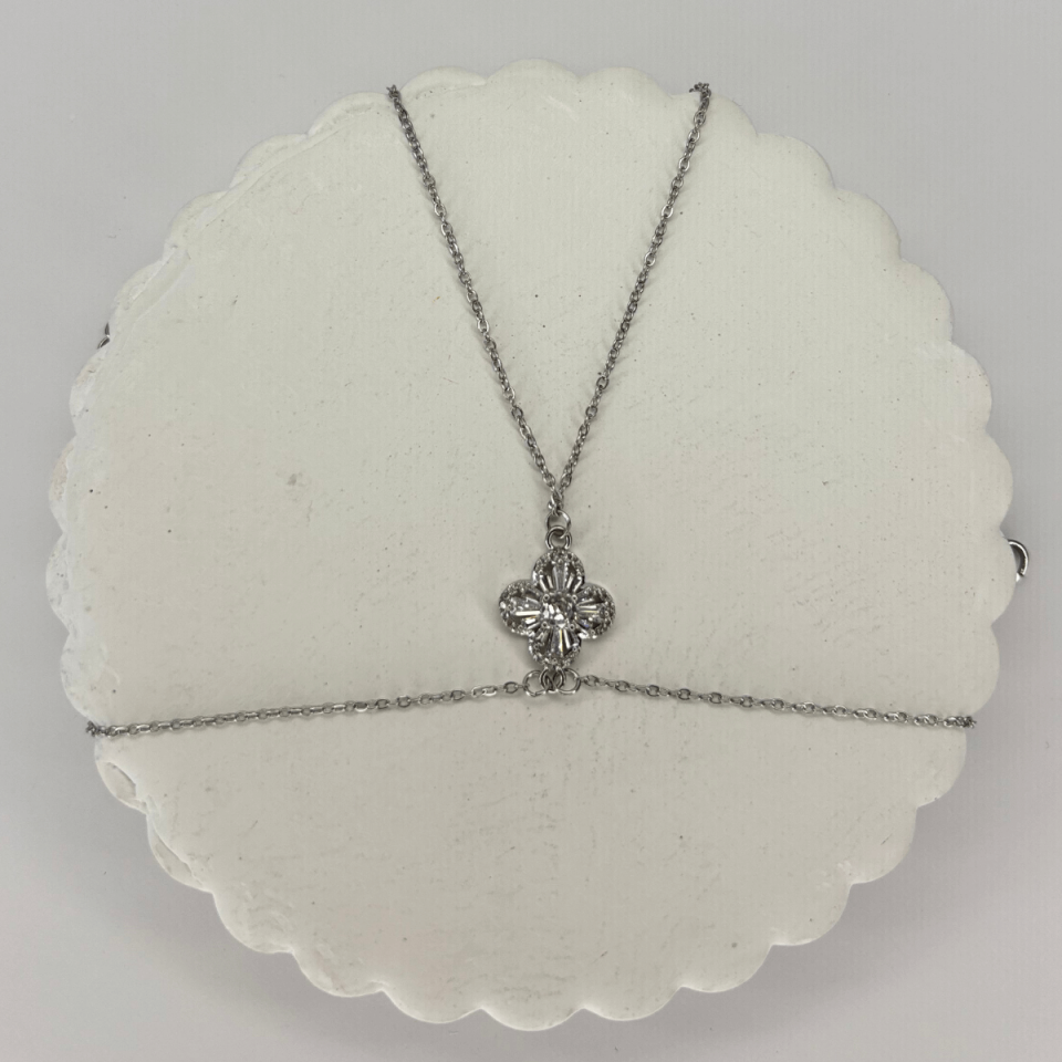 Ortası Büyük Kenarları Küçük Taşlı Çiçek Detaylı Silver Şahmeran