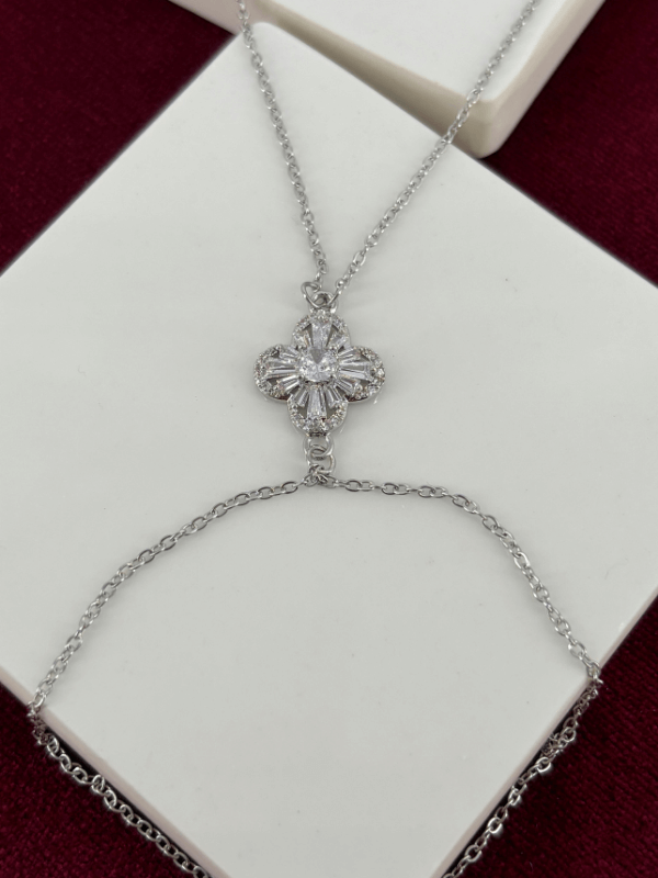 Ortası Büyük Kenarları Küçük Taşlı Çiçek Detaylı Silver Şahmeran