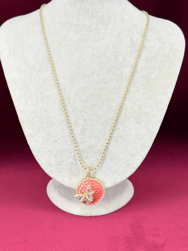 Pembe Petek Detaylı ve Arı Figürlü Vip Gold Kolye