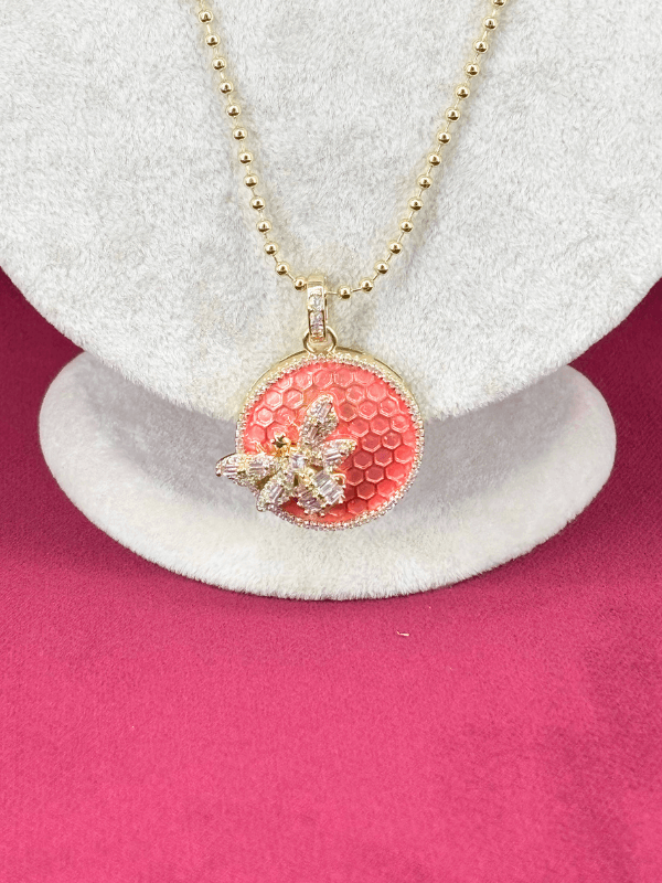 Pembe Petek Detaylı ve Arı Figürlü Vip Gold Kolye