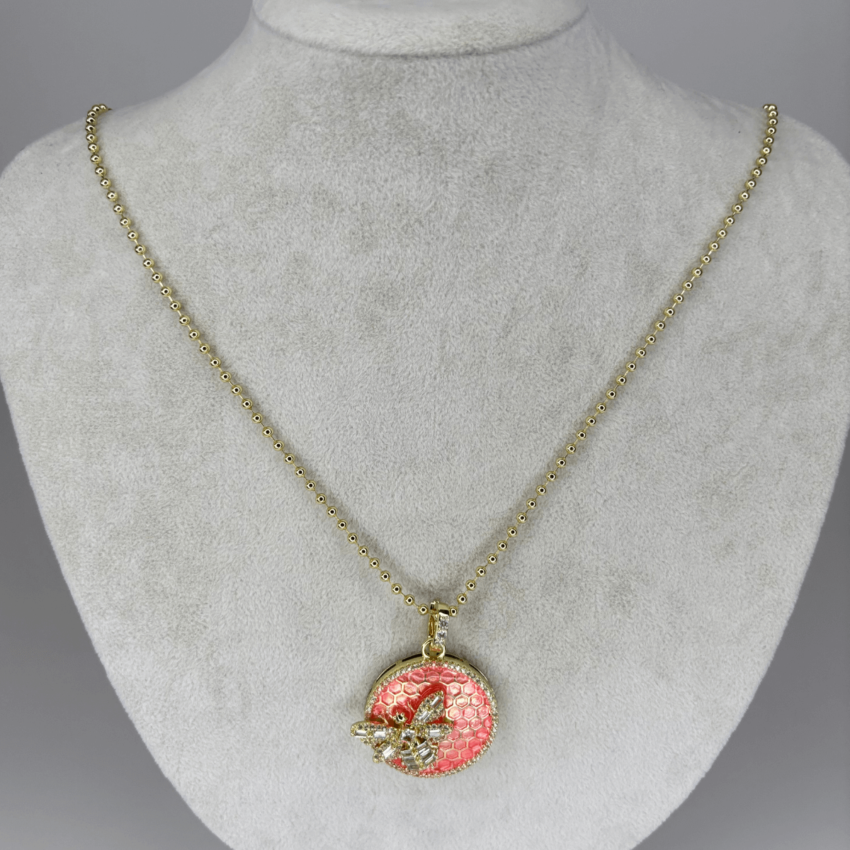 Pembe Petek Detaylı ve Arı Figürlü Vip Gold Kolye