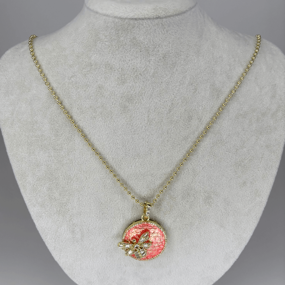 Pembe Petek Detaylı ve Arı Figürlü Vip Gold Kolye