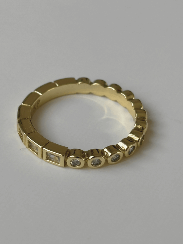 Daire ve Dikdörtgen Şekilli Taşlı Gold Yüzük