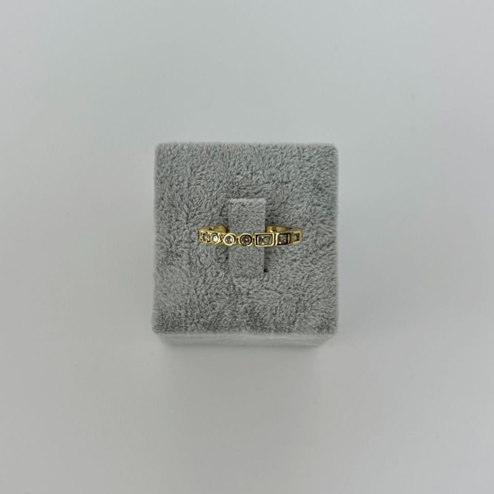 Daire ve Dikdörtgen Şekilli Taşlı Gold Yüzük